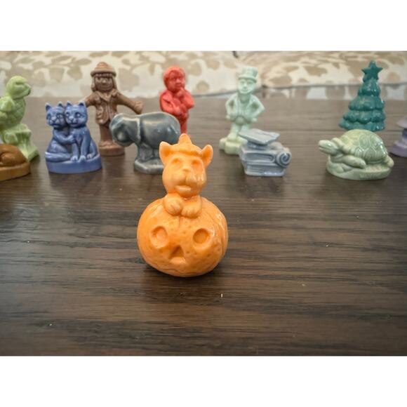 Vintage Wade Whimsies Glass Figurines – Lot of 17 - England - Picture 5 of 8